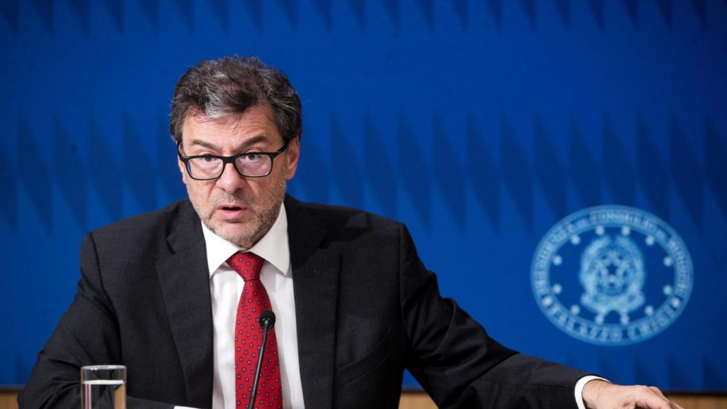 Giorgetti: “Proposta Kkr-Tim rispetta interessi dello Stato”. Titolo in forte rosso in Borsa