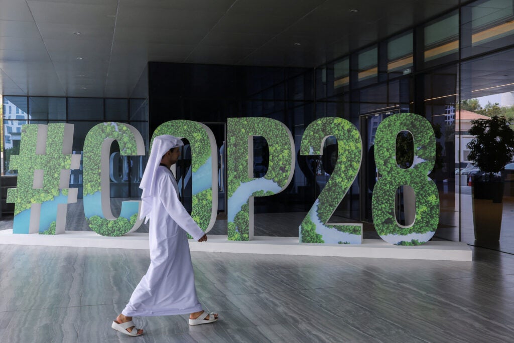 COP28: nella nuova bozza di accordo non c’è l’eliminazione (solo la riduzione) dei combustibili fossili