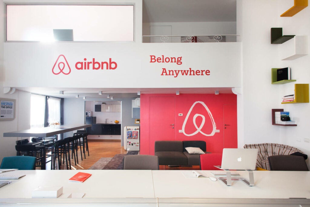 Airbnb paga 576 milioni di arretrati al Fisco italiano, dal 2024 applicherà la cedolare al 21%