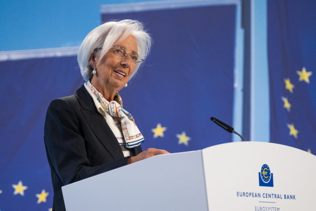 Lagarde: “Non aspetteremo l’inflazione al 2% per i tagli”. E punta il mese di giugno