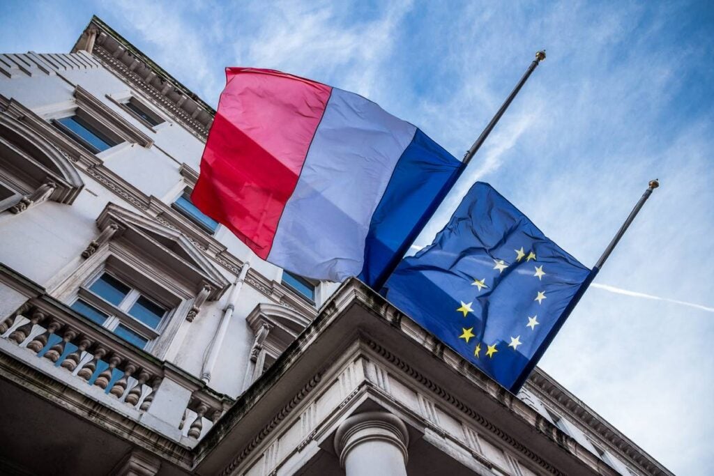 La Francia spaventa i mercati ma non è la nuova crisi del debito e l’euro tiene