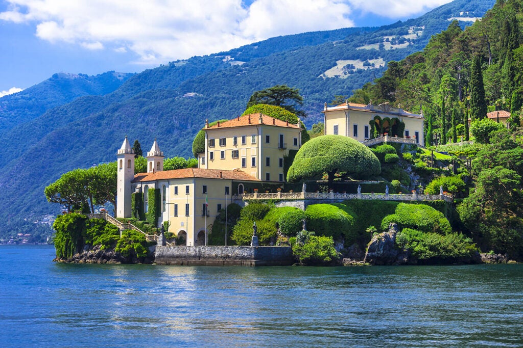 Il colosso del lusso francese Lvmh investe sul lago di Como comprando il Castello di Urio