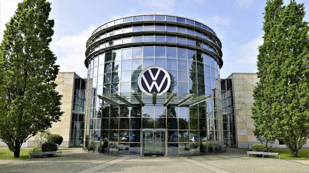 Volkswagen vuole chiudere tre fabbriche in Germania e tagliare gli stipendi del 10%