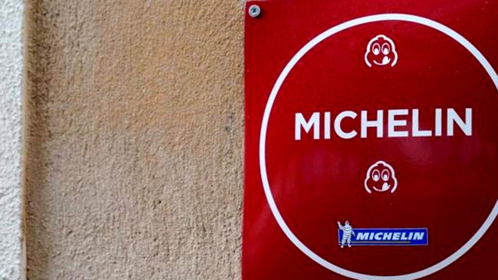 Guida Michelin 2025, Perbellini è il nuovo tre stelle italiano