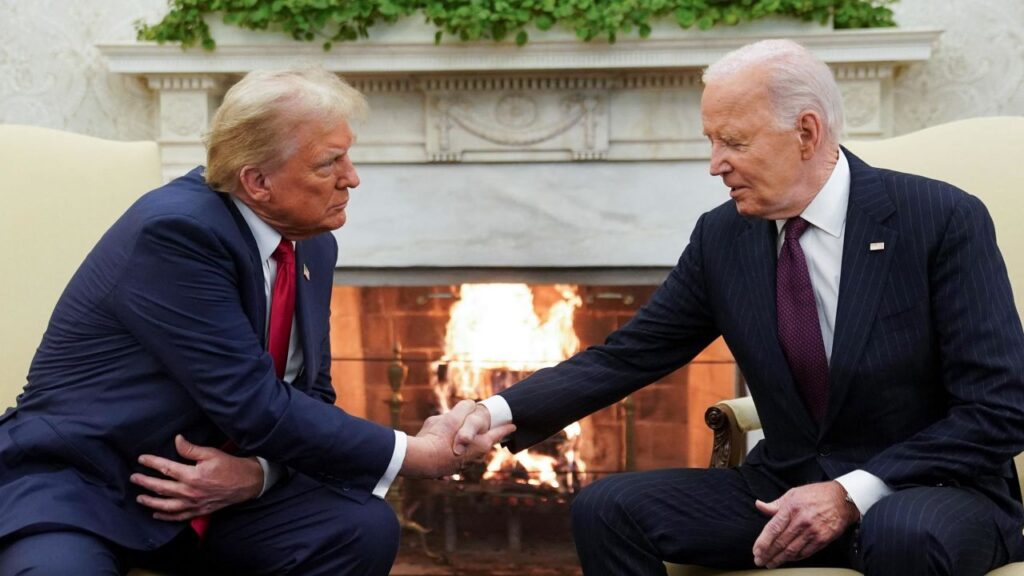 La stretta di mano tra Trump e Biden: “Grato per questa transizione così liscia”