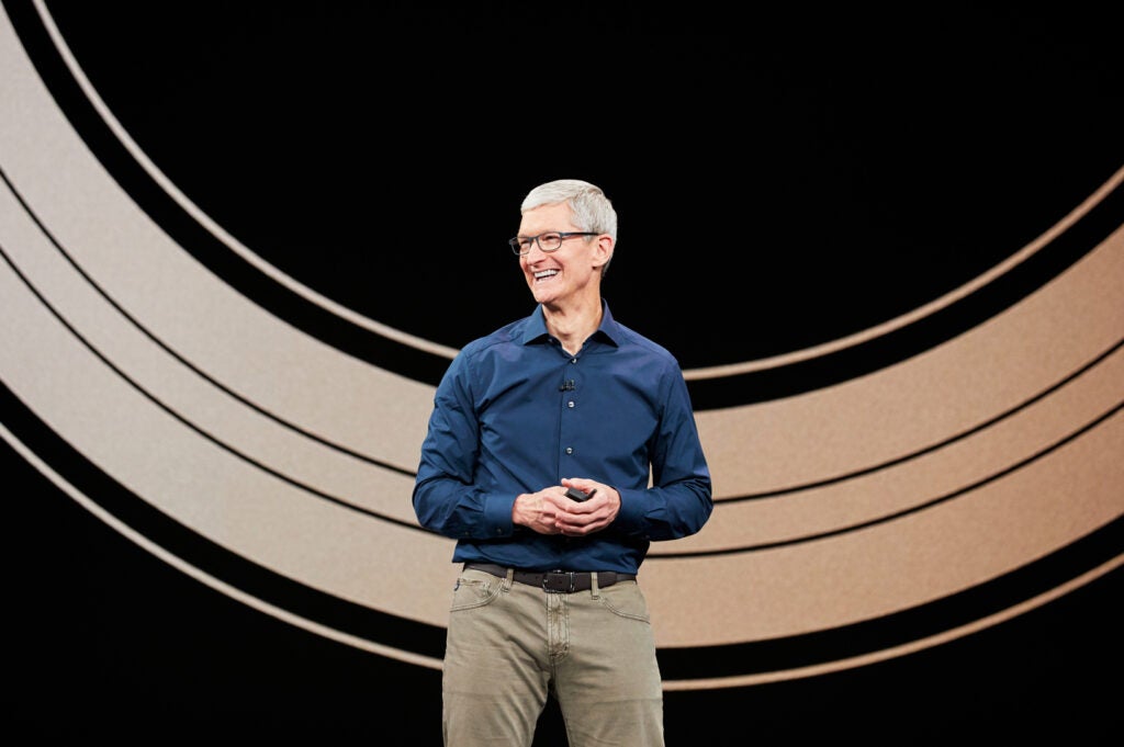 Tim Cook di Apple non cancella la “diversity” ma intanto si aumenta stipendio fino a 75 milioni