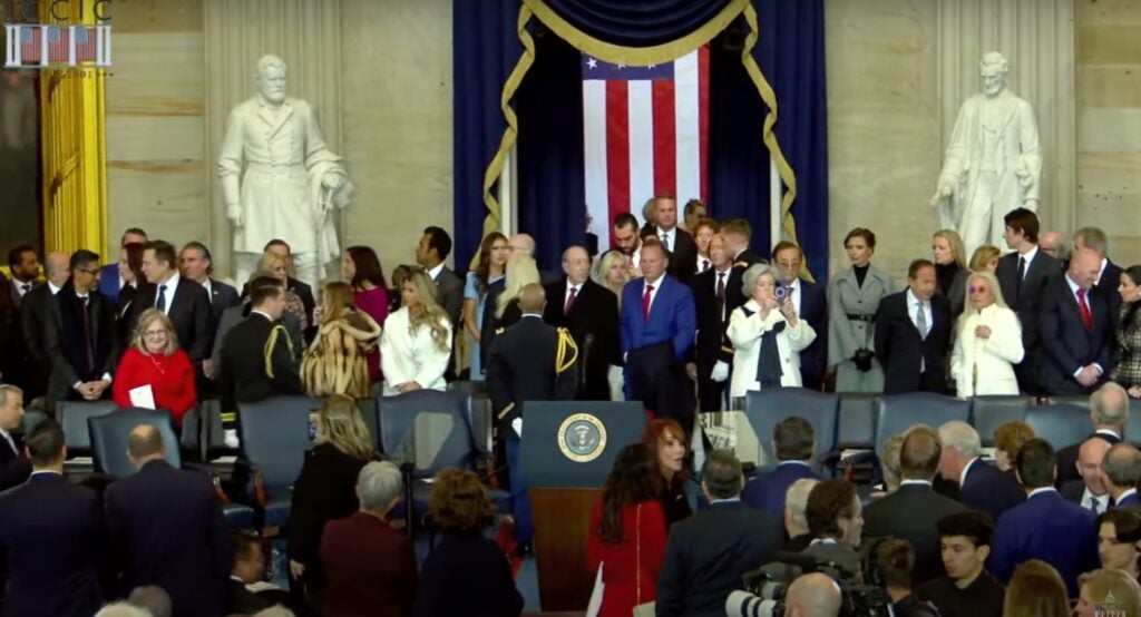 Trump Day in diretta – Stop a ius soli. E l’euro si rafforza sul possibile rinvio dei dazi