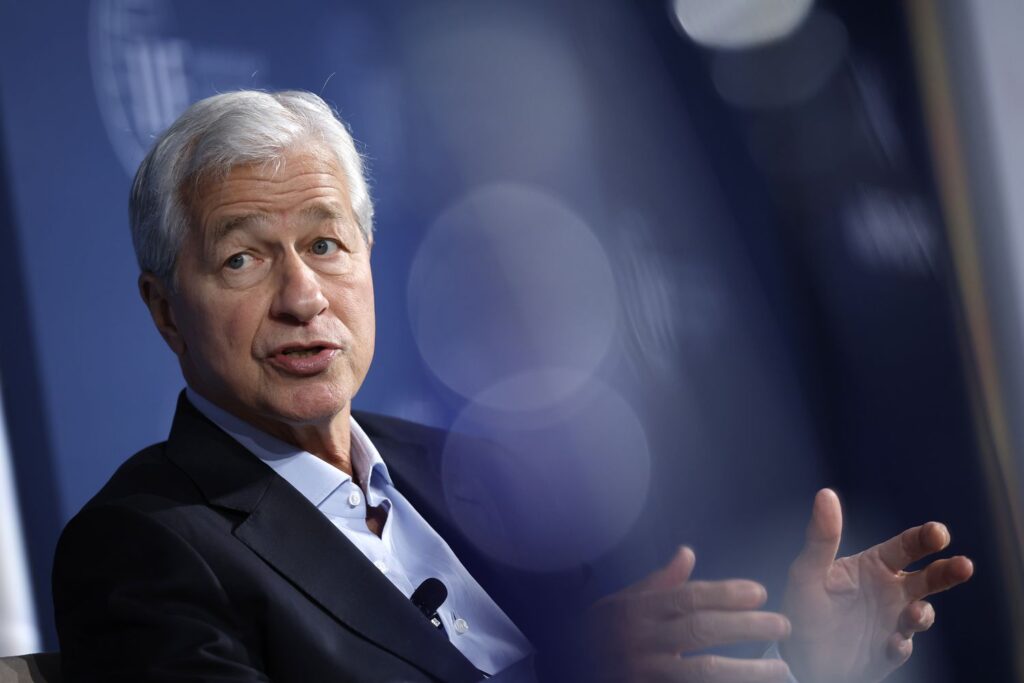 Jamie Dimon (JP Morgan) a sostegno del Doge di Musk: “Governo inefficiente”