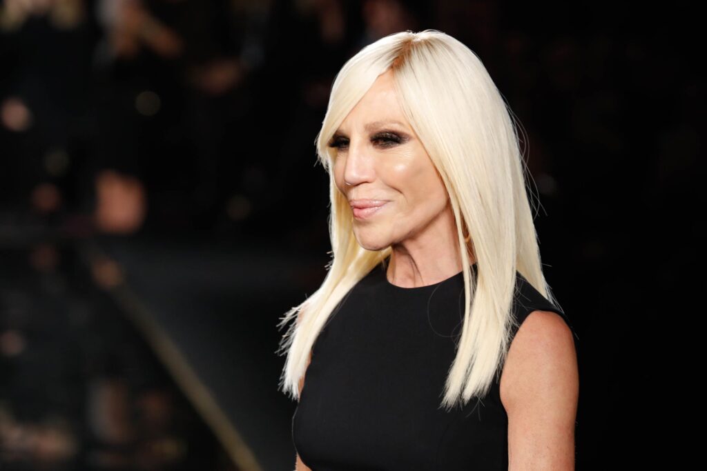 Donatella lascia la guida di Versace dopo 28 anni, al suo posto Dario Vitale da Miu Miu