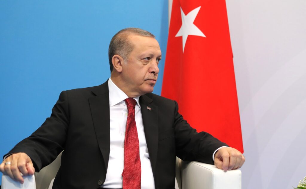 Stop alla Borsa di Istanbul e lira turca al minimo storico dopo l’arresto del rivale di Erdogan