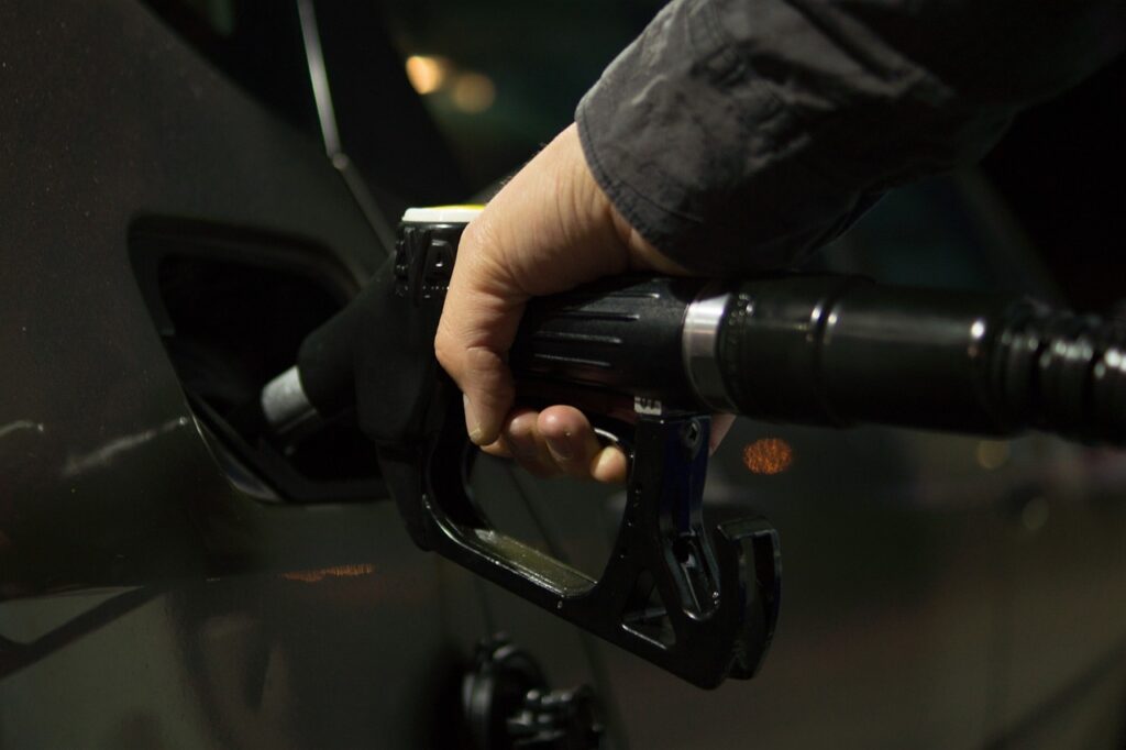 Benzina ai minimi dal 2021: il self scende sotto 1,70 euro al litro