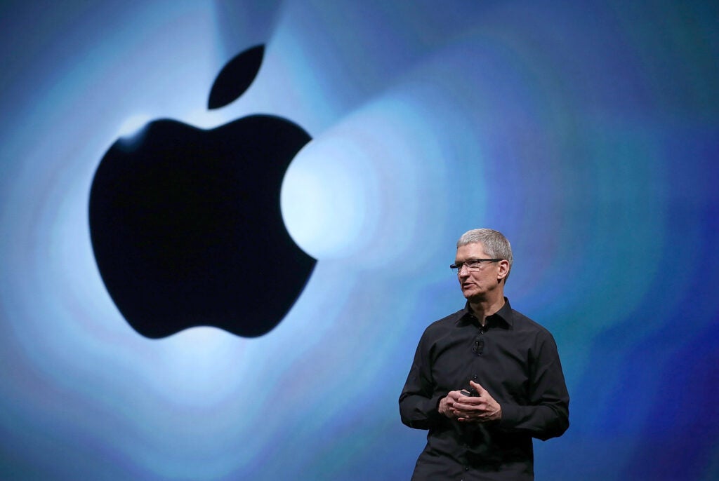 Trump contro Apple: “Ho un problema con Tim Cook che vuol produrre iPhone in India”