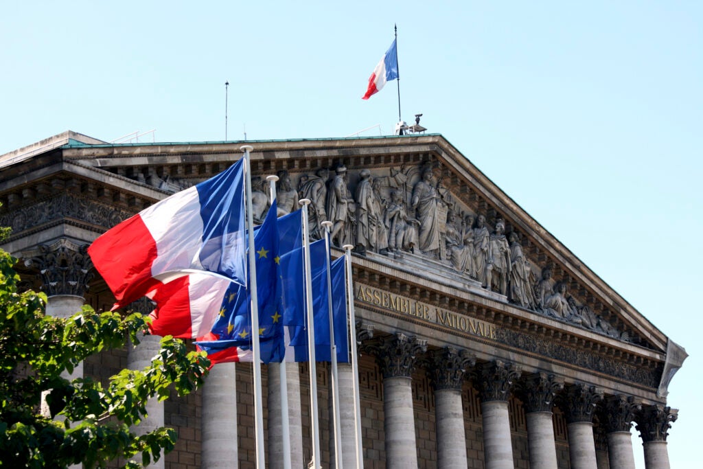 Governo Bayrou a rischio, Amundi analizza le implicazioni sugli asset francesi
