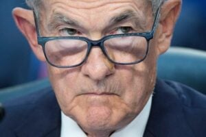 Bitcoin crolla sotto i 9.000: Powell gela il mercato cripto