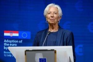 La BCE naviga a vista: tra i dazi di Trump e l’inflazione, Lagarde sceglie la prudenza