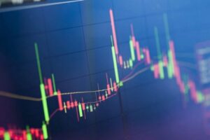 Azioni Intesa Sanpaolo in calo del 2,5%: è il momento di comprare?