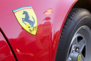 Ferrari corre in Borsa dopo i conti del trimestre con utile e ricavi in crescita