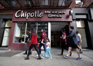 “È troppo costosa”: Jim Cramer boccia questo fast-casual restaurant
