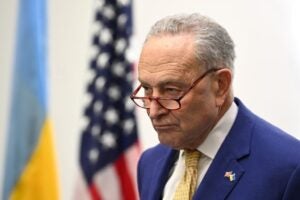 Schumer attacca Trump: “Ha preso in ostaggio i bambini e veterani per la sua crudeltà”