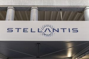 Stellantis avvisa l’Europa: “Le regole sono sbagliate”, e intanto investe altrove