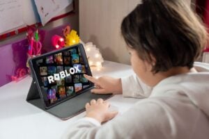 Addio alla chat libera su Roblox: la mossa per separare bambini e adulti