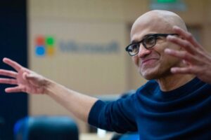 Satya Nadella (Microsoft) lancia l’allarme: “L’IA sostituirà i lavoratori, chi non si adatta è fuori”
