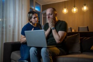 Boomer scatenati: stupiti dal fatto che le nuove generazioni spendano metà del proprio reddito per l’affitto e la casa: “Noi non l’avremmo mai accettato!”