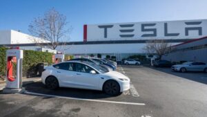 テスラは、モデル S、X、サイバービーストのラックスパッケージ付きトリムを下取りに出す際にFSDサービスを考慮すると発表