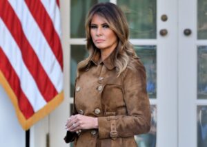 メラニア・トランプ夫人は大統領と中国へは行かないと報じられており、義理の娘は「チーム・チャイナ」の肖像画を共有