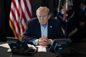 トランプがワシントンの名所に自分の名前を入れたが、スタッフにそれを取り外すよう命じられている