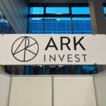 캐시 우드, 비트코인 역대 최고치 만 근접한 가운데 코인베이스 주식 0만 상당 처분