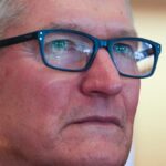 애플, AI 실패와 혁신 침체로 심각한 압박에 직면···애널리스트 “제품 중심 CEO 필요”