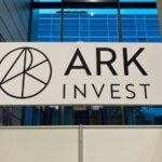 캐시 우드의 아크 인베스트, 메타 주식 처분하고 테라다인·카리스 라이프 사이언시스 투자