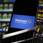 월마트, 아마존의 식료품 배송 확대로 경쟁 과열되며 주가 하락