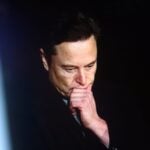 테슬라 이사회 의장, “일론 머스크에게 1조 달러 보상 제공 않으면 떠날 수도” 경고