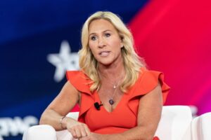 마조리 테일러 그린 의원의 최근 매수: 버크셔 해서웨이, 헬스케어 주식 및 ‘매그 7’ 종목