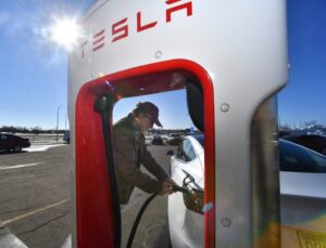 마이클 델, 캐시 우드, 짐 크레이머가 일론 머스크의 1조 달러 테슬라 보수를 옹호