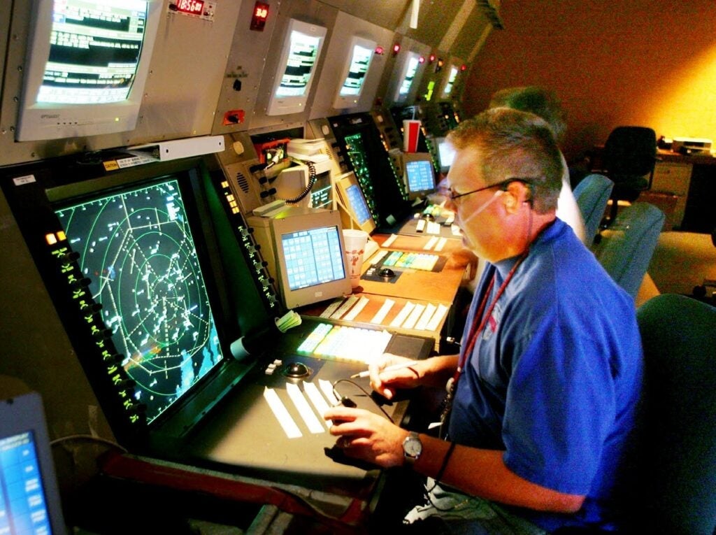 급여 지급 중단, 지연 급증: 美정부 셧다운 속 항공교통 관제사들, 운항 유지에 고군분투 급여 지급 중단, 지연 급증: 美정부 셧다운 속 항공교통 관제사들, 운항 유지에 고군분투