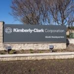 옵션 코너: 킴벌리-클라크의 주가 급락이 독특한 정보 차익 거래 기회로 제공