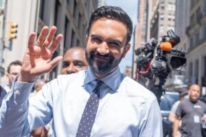 조란 맘다니의 역사적 승리, 빌 애크먼과 버니 샌더스 축하 메시지 보내