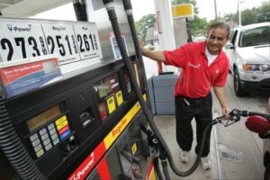 美 휘발유 가격, 트럼프의 목표인 갤런당 2달러 달성···원유 시장의 선물일 뿐