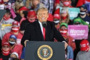 주간 미국 정치 뉴스: 트럼프의 50년 만기 모기지 계획, 샌더스의 머스크 비판, 트럼프의 암호화폐 지지 등