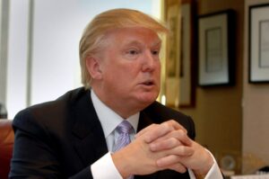 트럼프의 순자산, 갑자기 11억 달러 줄어든 이유는?