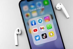 소셜미디어 순위: 유튜브·페이스북 우위, 머스크의 X 약세, 트럼프의 트루스 소셜은 거의 사용 안 해